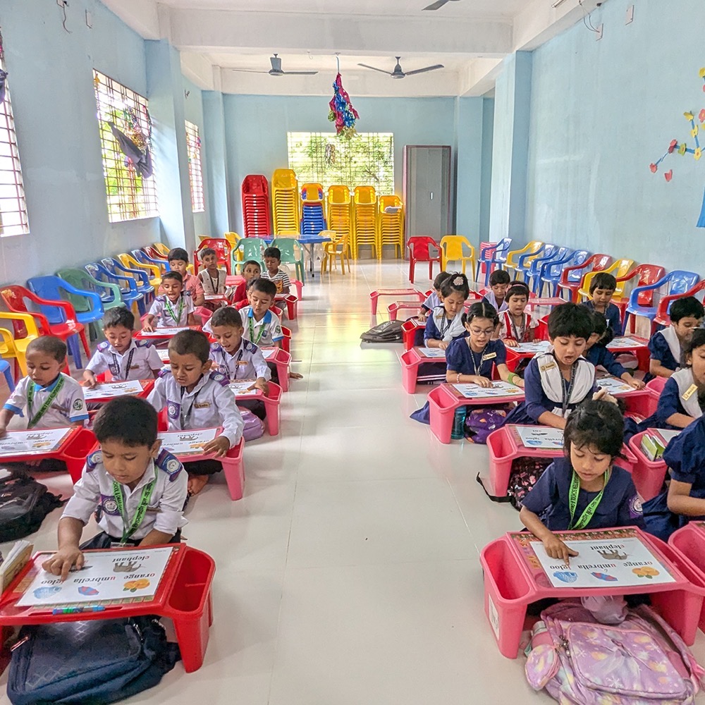 স্কুলের শিক্ষার্থীরা